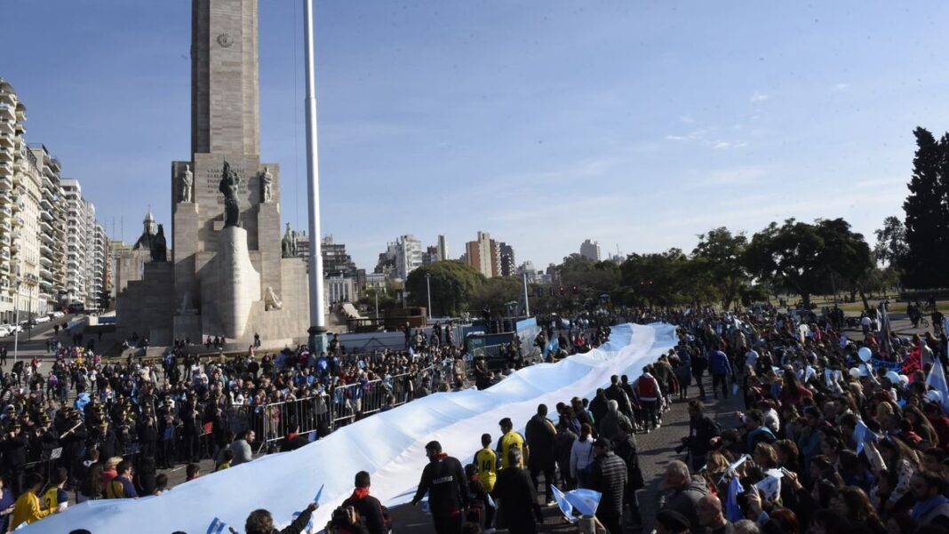 Palco oficial del acto del Día de la Bandera en Rosario, 20 de junio de 2023