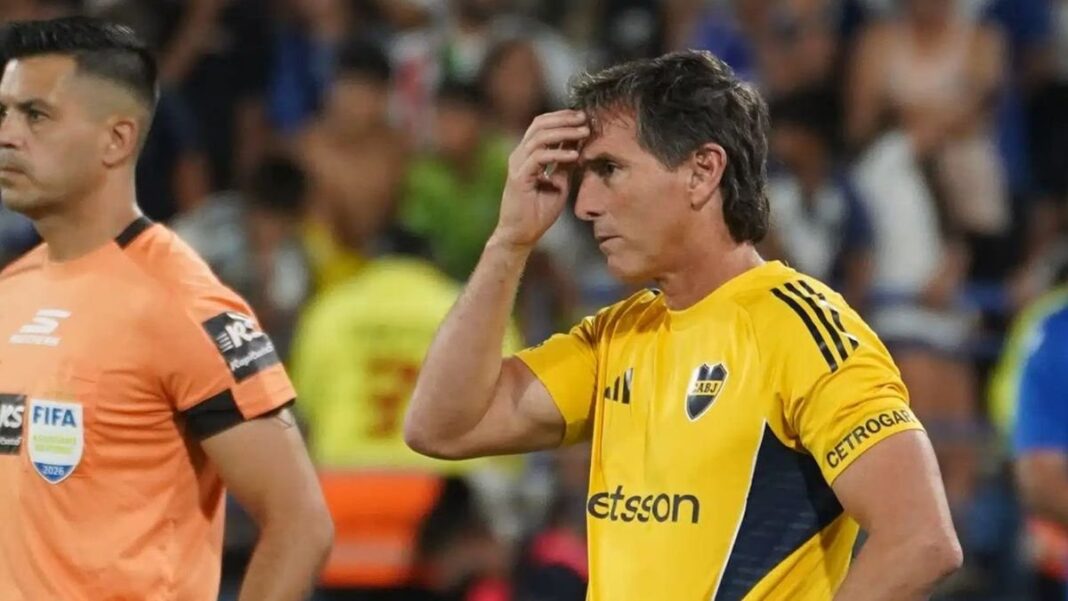Claudio Úbeda durante un partido como director técnico de Boca Juniors