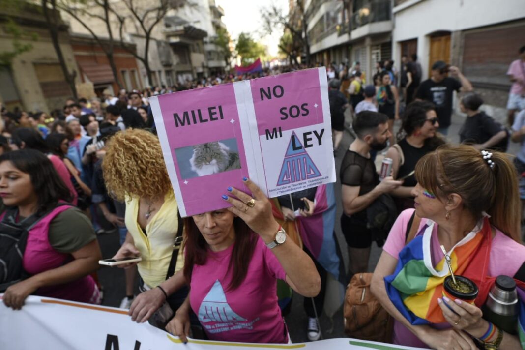 Personas del colectivo travesti-trans cocinando en una olla popular en Rosario