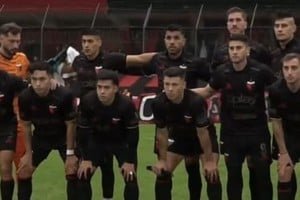 Jugadores de Colón celebrando un gol ante Defensores de Belgrano