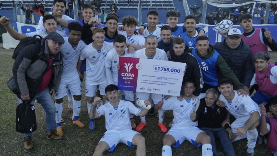 Fabricio Manduca festeja el triunfo de Argentino de Rosario en la Copa Santa Fe