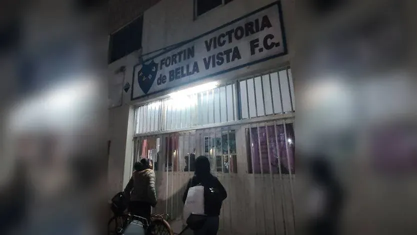 Personas bailando cumbia cruzada en el Club Fortín de Bella Vista, Rosario