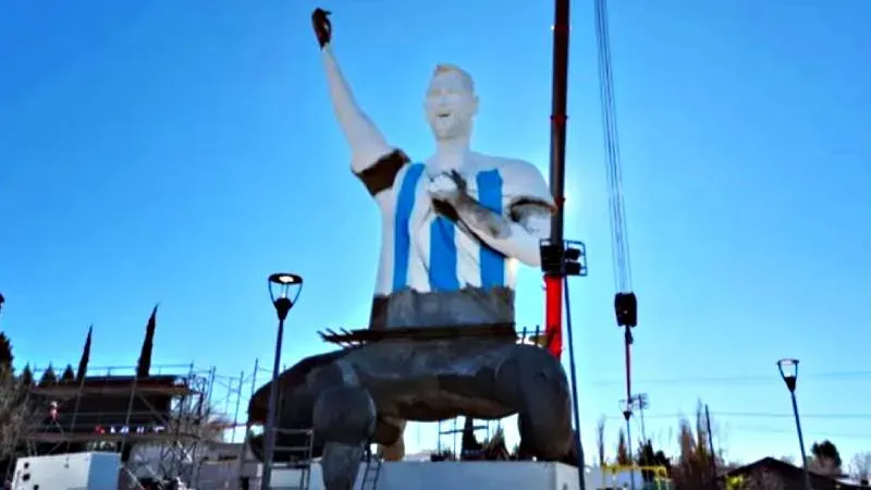 Estatua de Lionel Messi de 26 metros en Cutral Co, Neuquén