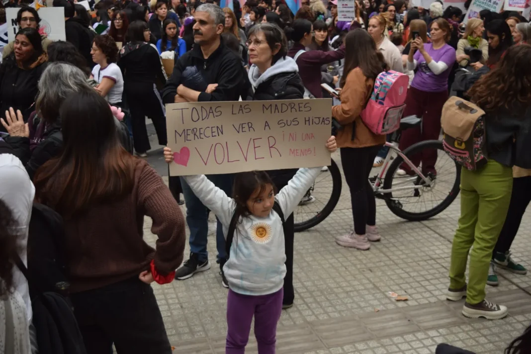 Multitud marchando en Rosario el 3 de junio de 2026 con carteles contra la violencia de género