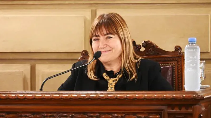 Defensora General Estrella Moreno Robinson durante la presentación del Informe Anual 2025 en la Legislatura de Santa Fe