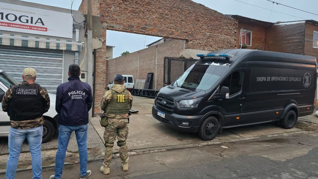 Allanamiento policial en Villa Gobernador Gálvez con detención de agentes de la PDI