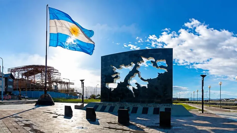 Mapa de las Islas Malvinas con bandera argentina