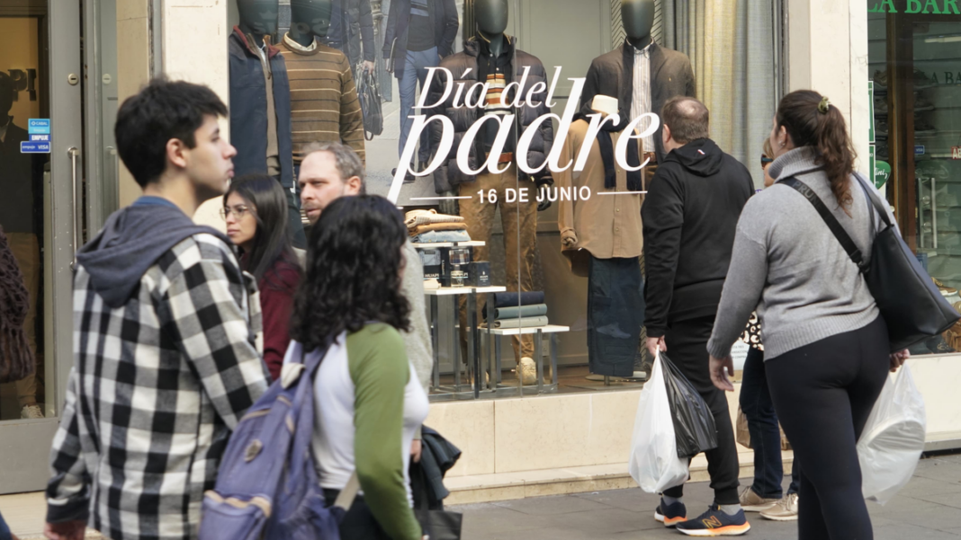 Comercio de Rosario con carteles de promociones por el Día del Padre