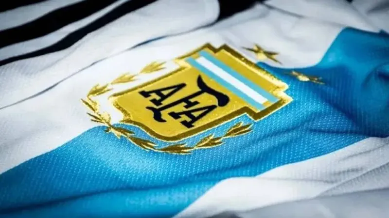 Camisetas de fútbol sobre una mesa