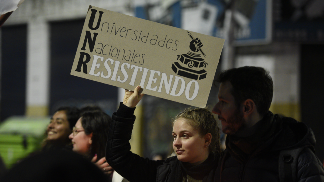 Docentes de la UNR en asamblea