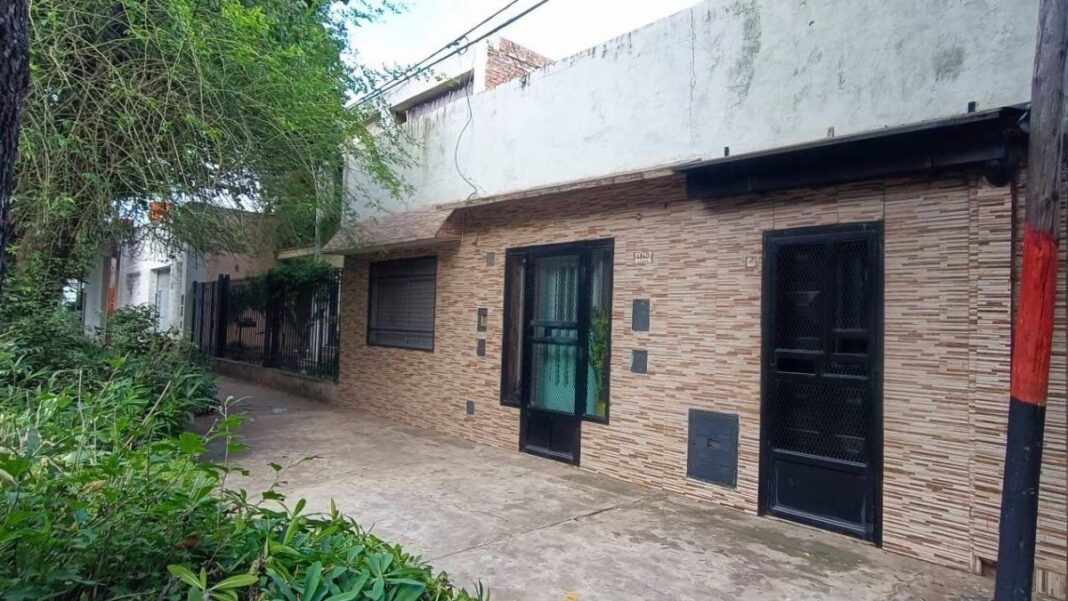 Fachada de una vivienda en avenida Francia al 4800, Rosario
