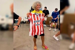 Dunga, Mario Yepes y Carlos Valderrama con camisetas de Unión entregadas por Nery Pumpido