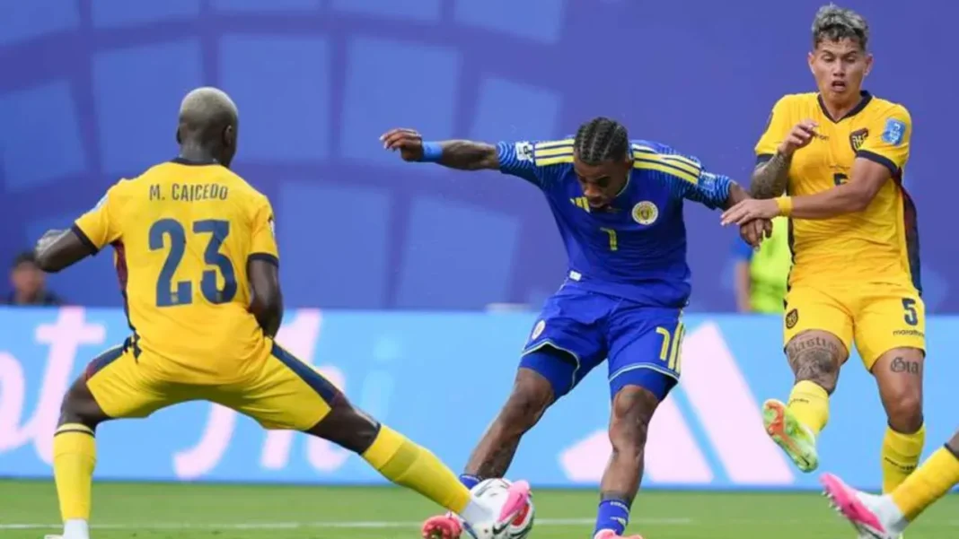 Jugadores de Ecuador y Curazao durante el partido del Grupo E del Mundial 2026