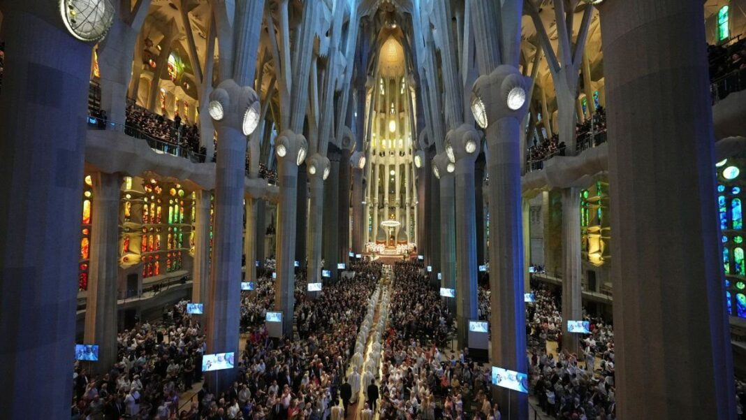 Papa León XIV en el altar de la Sagrada Familia durante la misa por el centenario de Gaudí