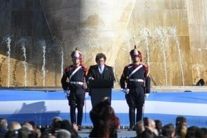 Presidente Javier Milei en el acto del Día de la Bandera en Rosario junto al gobernador Pullaro y el intendente Javkin