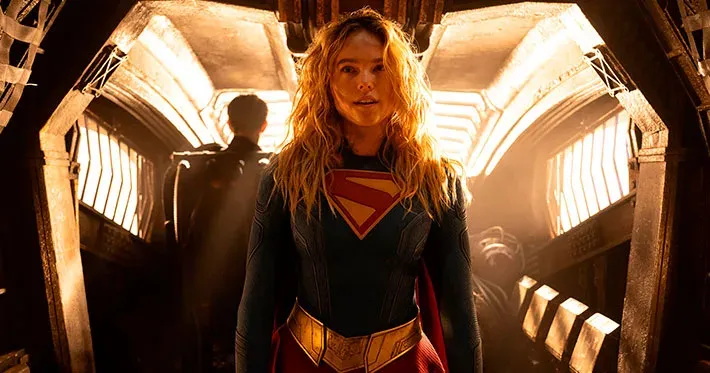 Cartelera de cine con afiches de Supergirl, Jackass y otras películas