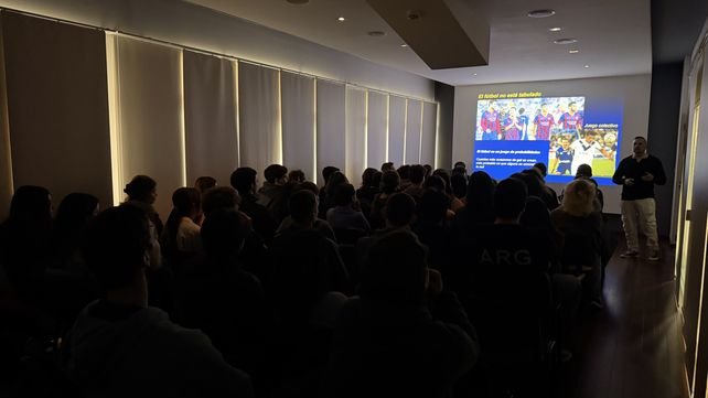 Estudiantes de 4º año de la Escuela de Ciencias Sociales de la UNR en el Xlab Rosario durante la charla sobre ciencia y fútbol