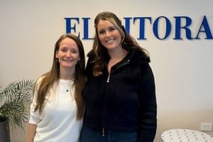 Dos psicólogas sentadas en un consultorio analizando documentos sobre salud mental