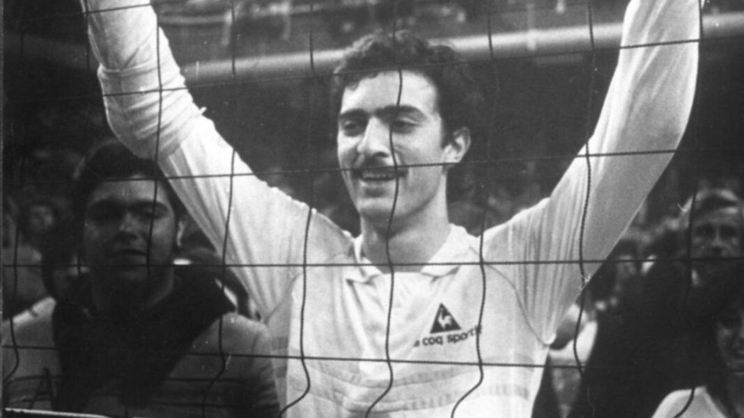 Daniel Castellani en un partido de vóley