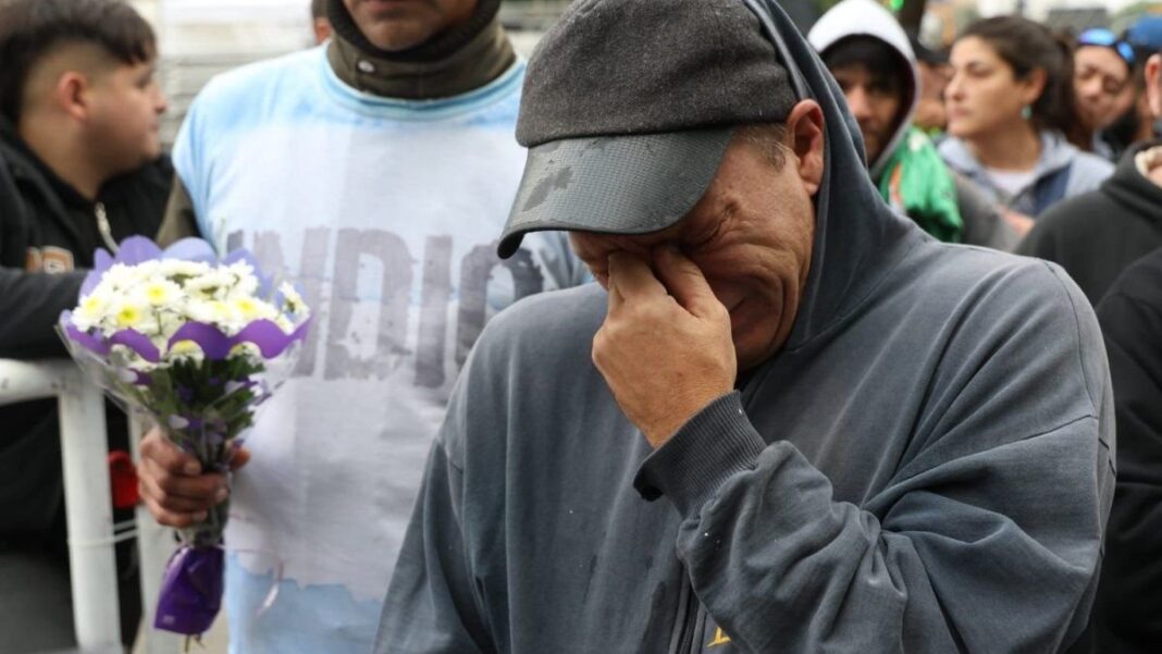 Fanáticos en el velorio del Indio Solari en Avellaneda
