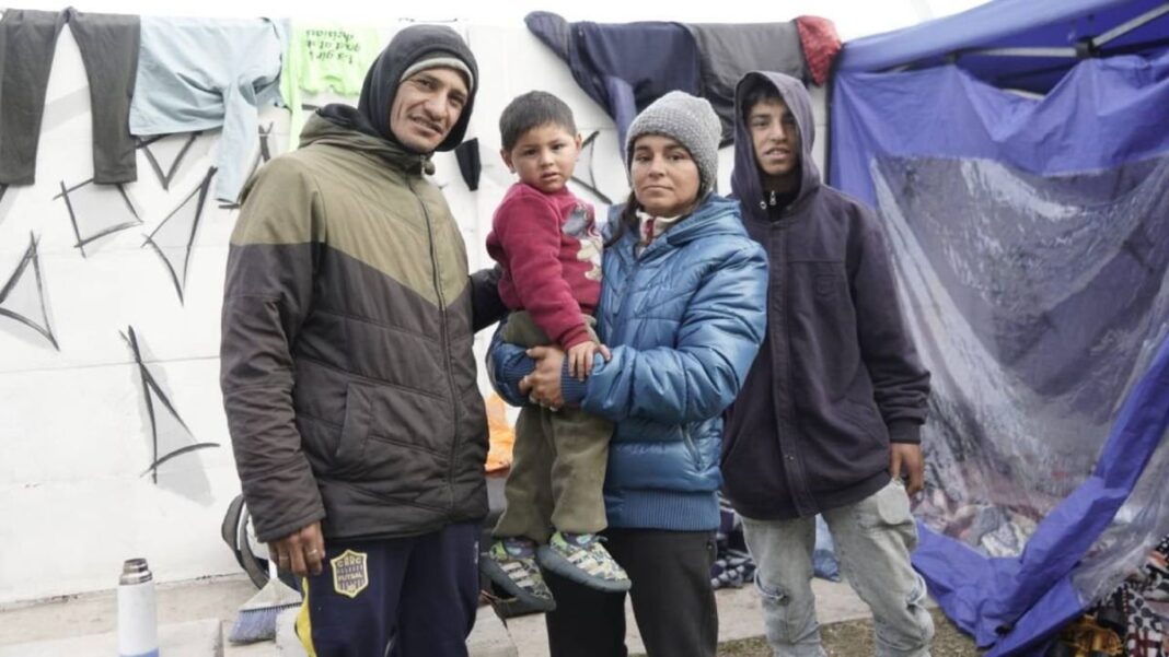 Familia en situación de calle en esquina de Barra y Montevideo, Rosario