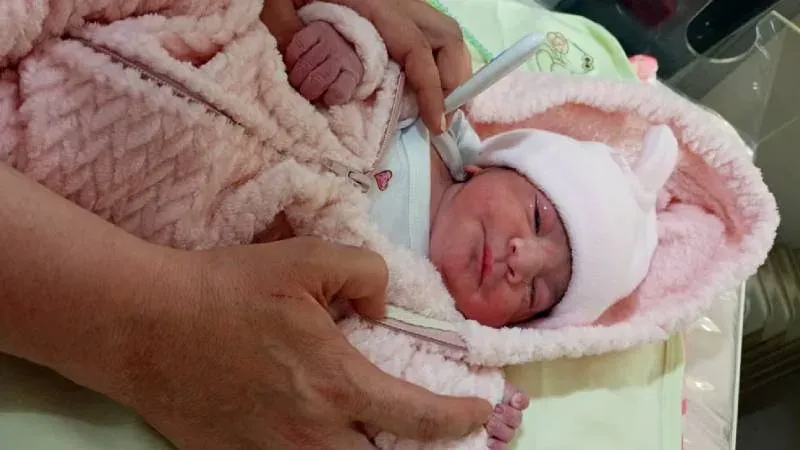 Recién nacida con el nombre Messia en una cuna de hospital