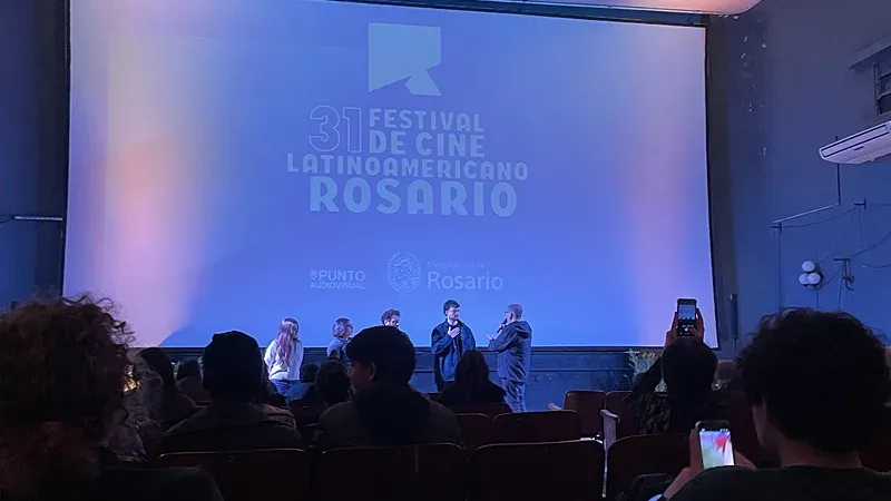 Público en el hall del cine Lumiere durante el 31° Festival de Cine Latinoamericano Rosario