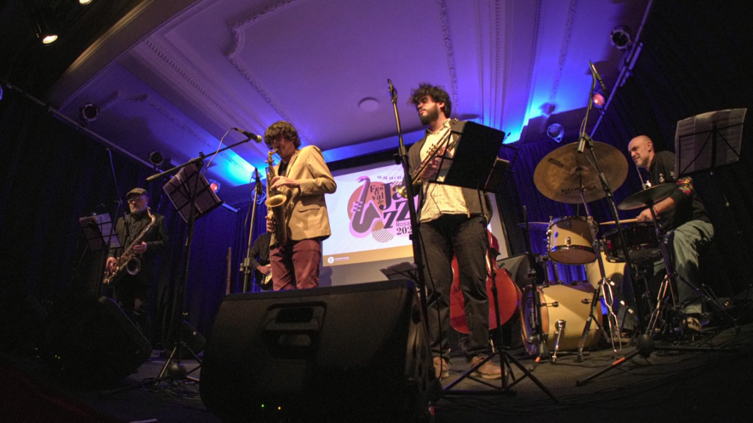 Músicos tocando jazz en el escenario de Plataforma Lavardén durante el Festival de Jazz de Rosario