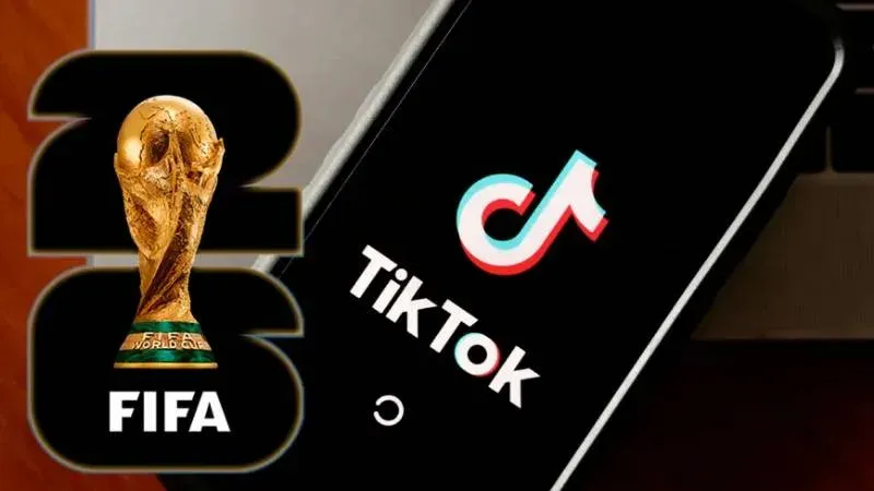Logos de la FIFA y TikTok sobre fondo de estadio de fútbol