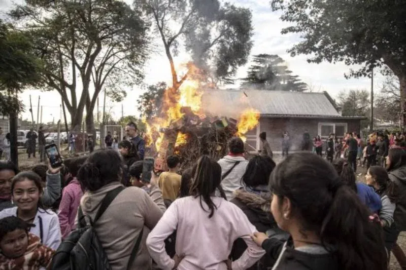 Fogata del Obrador con muñecos y fuego en el Centro Cultural El Obrador