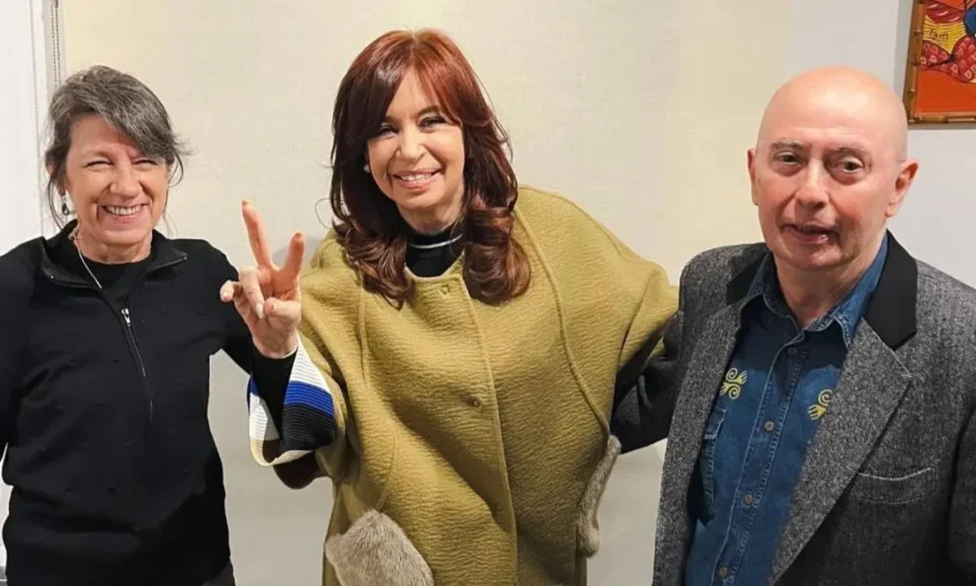 Indio Solari en un escenario con micrófono