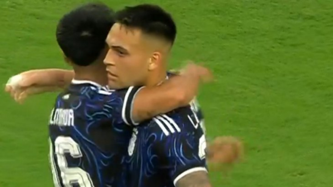 Giovani Simeone celebra su gol ante Honduras en el Kyle Field