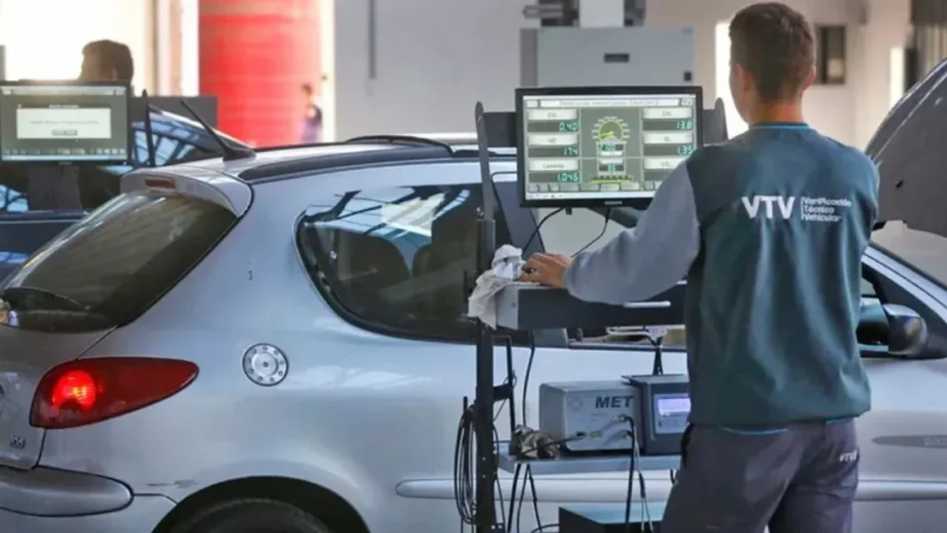 Taller mecánico realizando revisión técnica vehicular