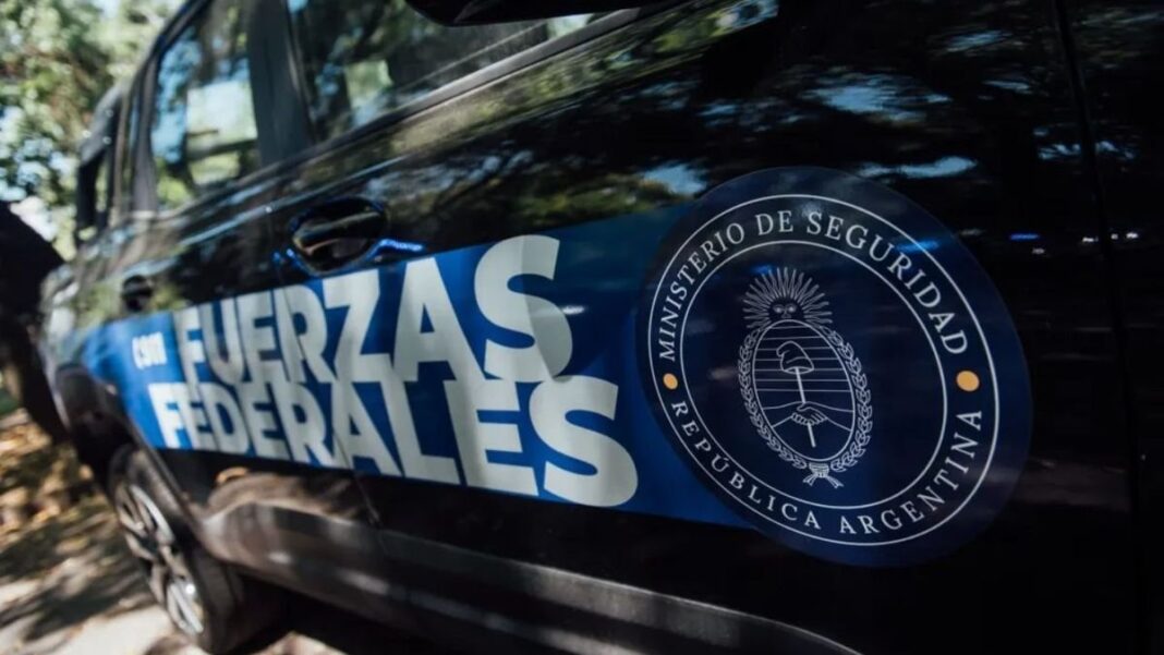 Operativo policial en Granadero Baigorria con detenidos y evidencia de drogas