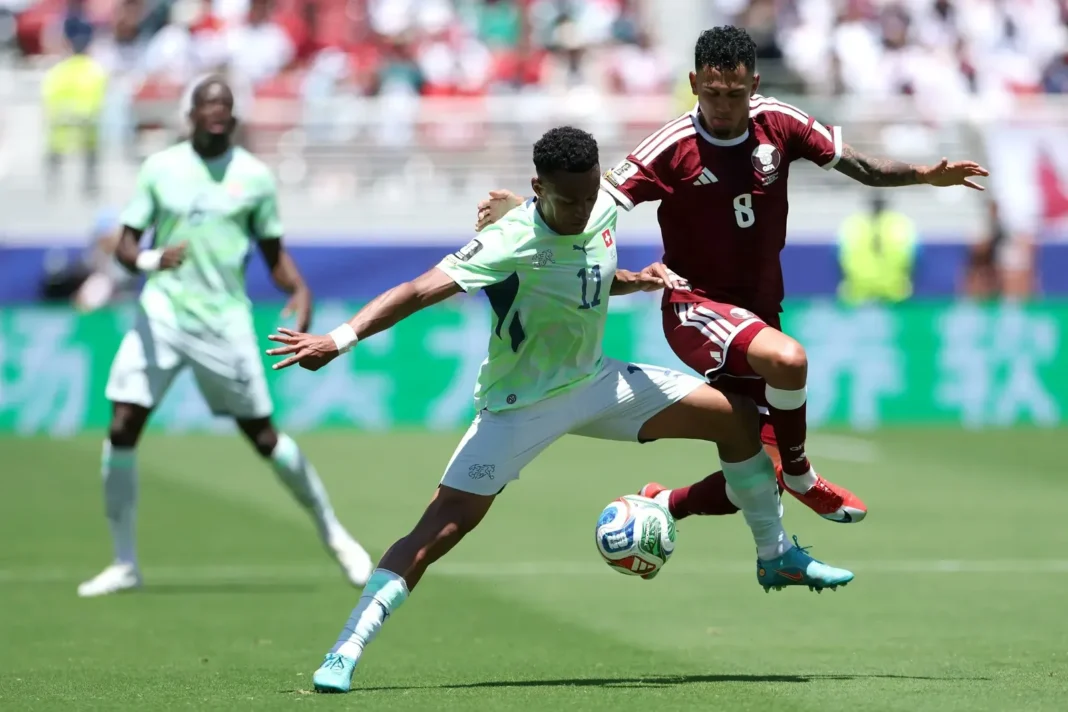 Jugadores de Qatar y Suiza en el partido del Grupo B del Mundial