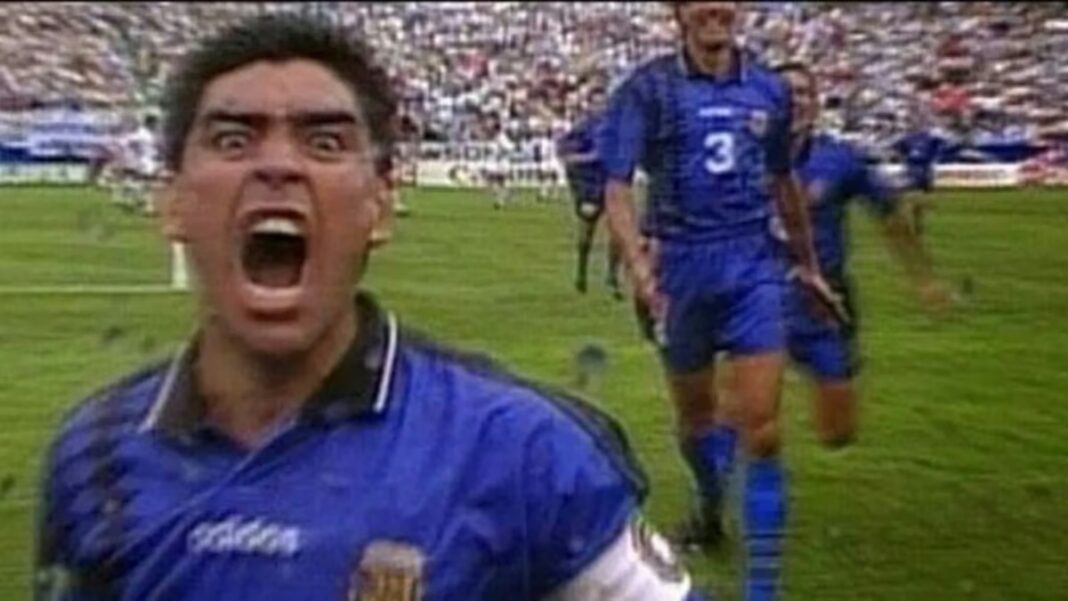 Captura de video VHS que muestra a Maradona celebrando un gol en el Mundial de 1994, filmado desde una televisión