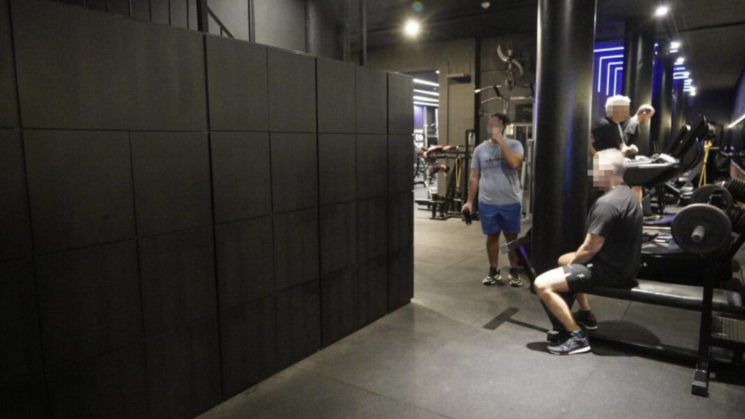 Imagen de un gimnasio con casilleros y cámaras de seguridad