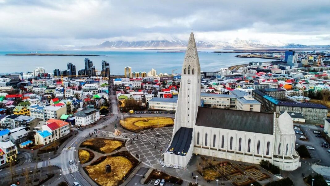 Mapa del mundo con Islandia destacada como el país más seguro según el Índice de Paz Global 2026