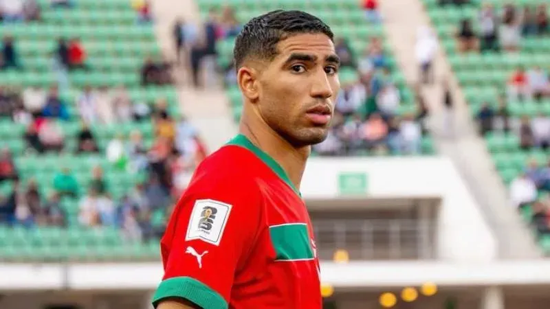 Achraf Hakimi durante un partido con el Paris Saint-Germain