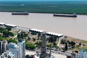 Vista del río Paraná con un buque de carga transitando por la Hidrovía