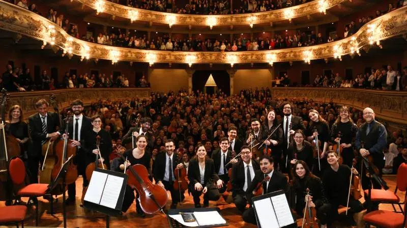 Camerata Rosario en el Teatro El Círculo durante concierto Las 8 estaciones