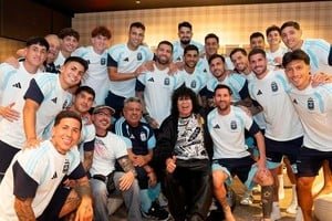 Carlos La Mona Jiménez abrazando a Lionel Messi en la concentración de la Selección Argentina