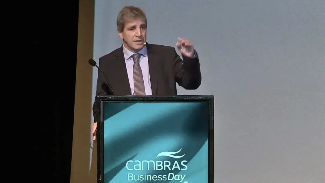 Luis Caputo hablando en un evento económico