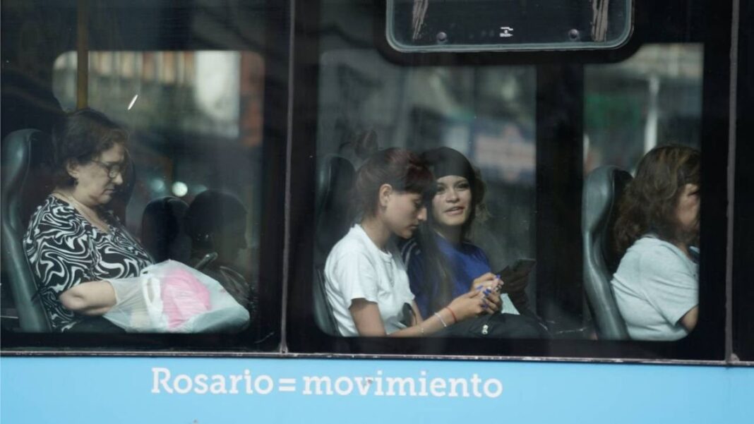 Marcha Ni Una Menos en Rosario con carteles y pancartas