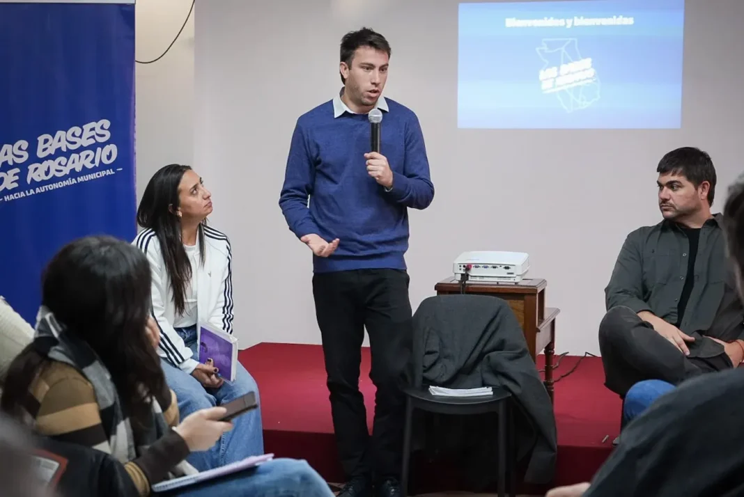 Concejal Mariano Romero durante encuentro Bases para Convivir en Rosario