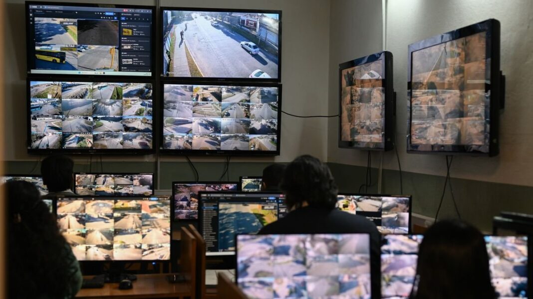 Centro Municipal de Monitoreo de Villa Gobernador Gálvez con pantallas de videovigilancia