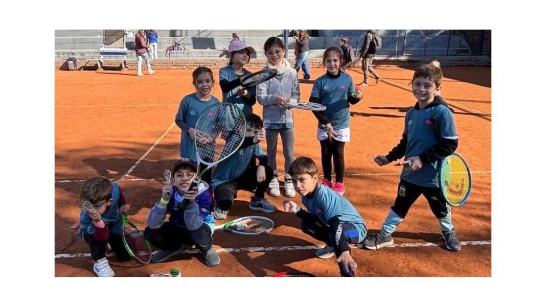 Niños jugando al tenis en torneo de iniciación