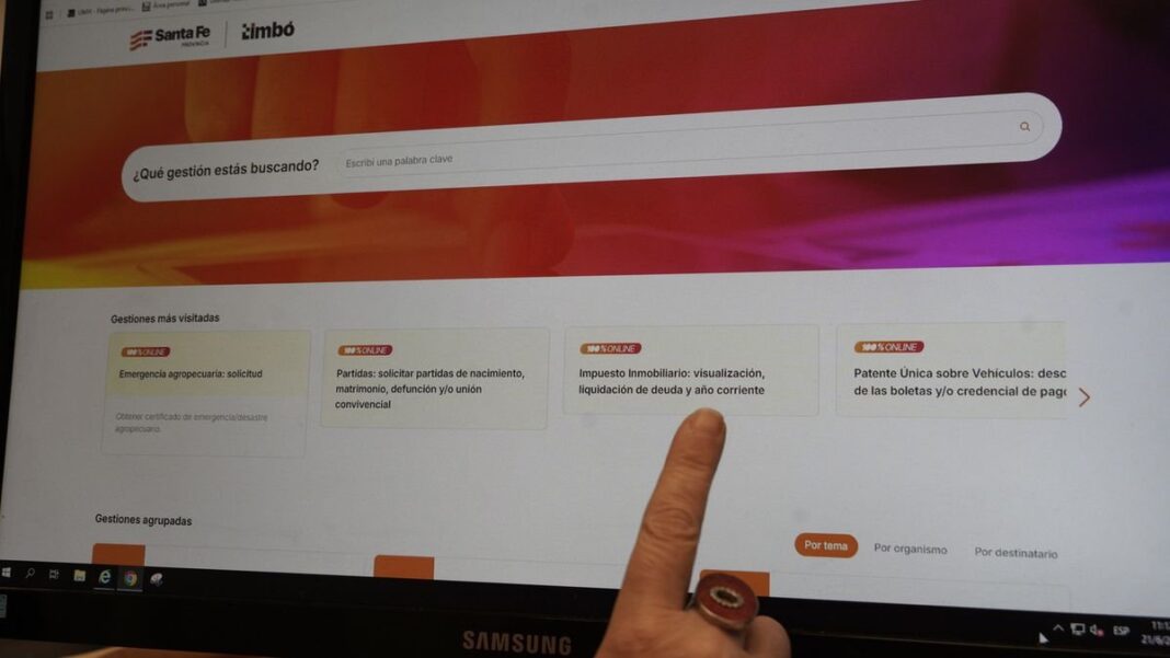 Personas realizando trámites en la sede de la Administración Provincial de Impuestos de Santa Fe