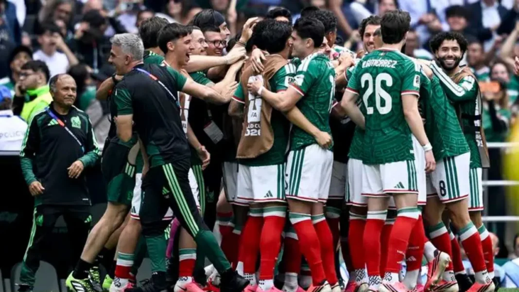 Jugadores de México celebrando un gol ante Sudáfrica en el Estadio Azteca durante el partido inaugural del Mundial 2026