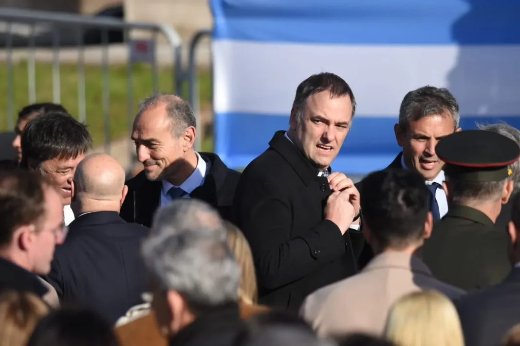 El presidente Javier Milei abraza al jefe de Gabinete Manuel Adorni durante el acto del Día de la Bandera en el Monumento a la Bandera de Rosario